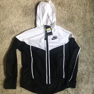 A Women’s Nike Windrunner